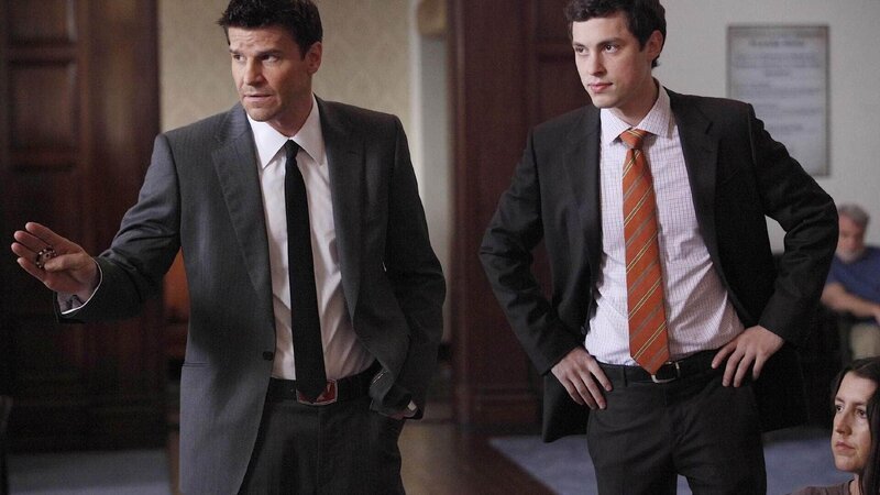 Booth (David Boreanaz, l.) und Sweets (John Francis Daley) untersuchen den Mord eines Mannes, der in eine Nervenheilanstalt eingewiesen wurde. – Bild: RTL /​ TVNOW