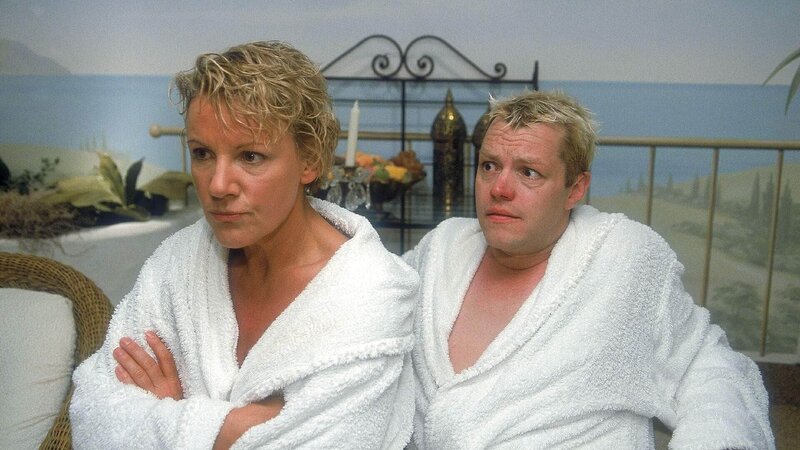 Selbst Sauna, Whirlpool und kalte Duschen bringen Nikola (Mariele Millowitsch) nicht auf andere Gedanken. Sie versucht Tim (Oliver Reinhard) zu überreden, mit ihr nach Hause zu fahren, um bei ihrer Tochter nach dem Rechten zu sehen. – Bild: RTL