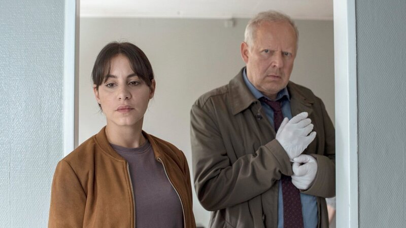 Das Ermittlerduo am Tatort: Almila Bagriacik als Mila Sahin, Axel Milberg als Klaus Borowski – Bild: SRF/​NDR/​Thorsten Jander
