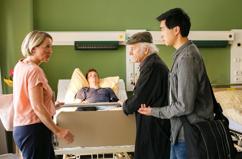 Hui Ko und Edwin Bremer statten Oskar Ribenbrok einen Krankenbesuch ab und treffen dort auf seine Mutter Katja Ribenbrok. – Bild: ARD/​Kai Schulz