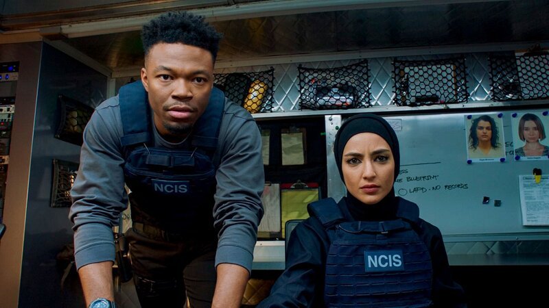 Special Agent Devin Rountree (Caleb Castille) und Special Agent Fatima Namazi (Medalion Rahimi) – Bild: CBS /​ CBS ENTERTAINMENT