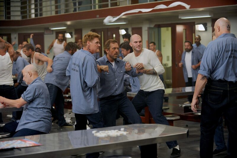Ausgerechnet kurz vor seiner Entlassung aus dem Gefängnis handelt sich House (Hugh Laurie, M.) nochmal richtig Ärger ein … – Bild: Universal Network Television LLC