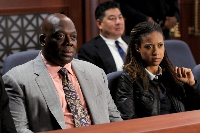 Wird Det. Lilly Rushs Aussage dazu führen, dass Moe Kitchener hinter Gitter kommt? Kat Miller (Tracie Thoms, r.) und Det. Will Jeffries (Thom Barry, l.) verfolgen die Verhandlung. – Bild: Warner Bros. Television