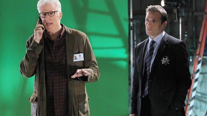 Eine bekannte Fernsehmoderatorin wurde während eines Stromausfalls an ihrem Arbeitsplatz ermordet. D.B. Russell (Ted Danson, l.) und Detective Vartann (Alex Carter) stehen vor einem Rätsel, weil das Opfer sich in einem abgeschlossenen Studio befand. – Bild: MG RTL D