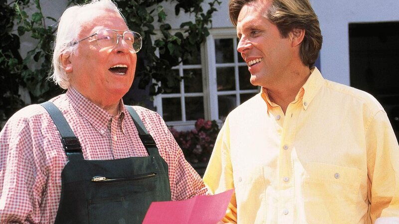 Dr. Eberhard Frank (Hans Caninenberg, li.) freut sich, dass sein Sohn, Dr. Stefan Frank (Sigmar Solbach), ihn endlich nach Hause geholt hat und er seinen Kurschatten los ist. – Bild: MG RTL D /​ Elke Werner