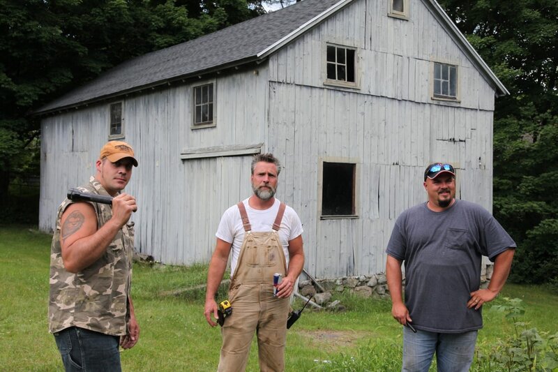 Immer wieder müssen Mark (l.), Jay (M.) und Dan (r.) entscheiden, was sie von den erstaunlichen Orten mitnehmen wollen … – Bild: port.hu