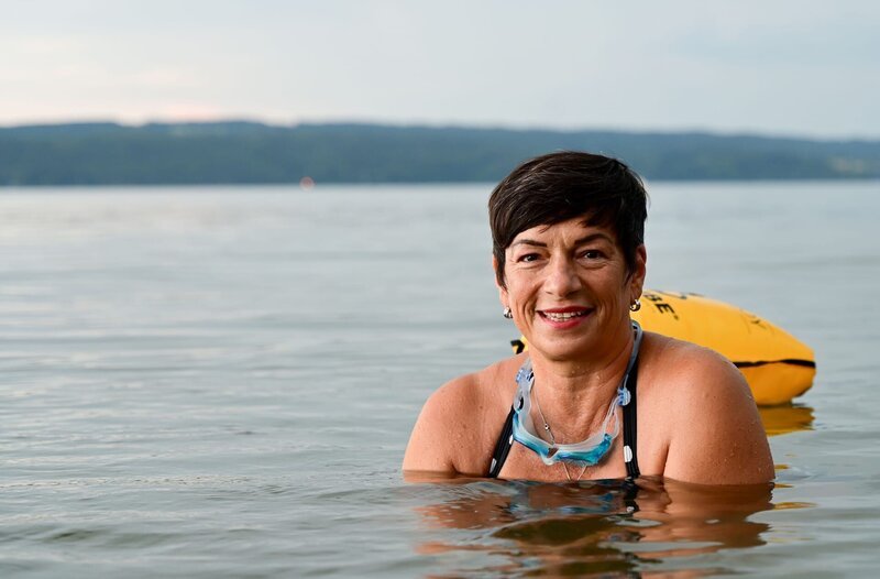 Monika im See. – Bild: BR/​Tabea Hofmann