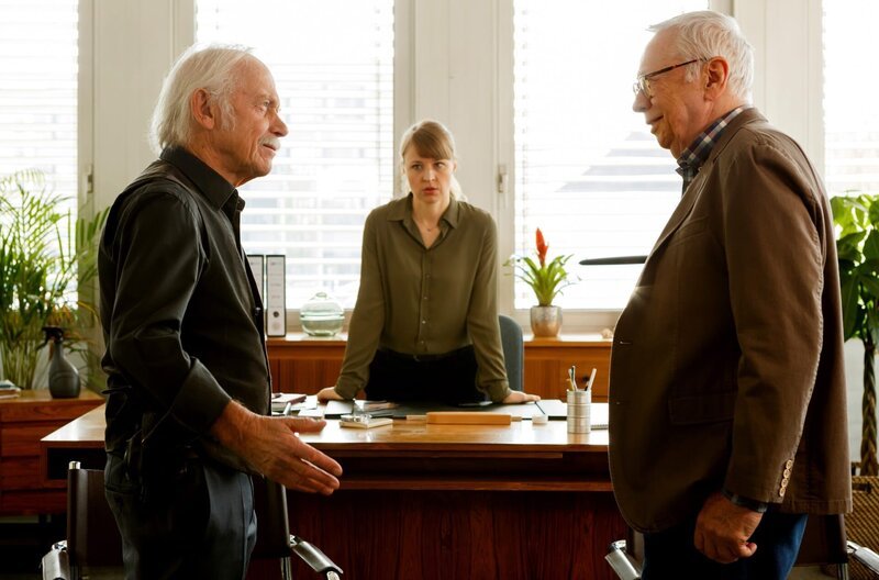 Edwin Bremer (Tilo Prückner, l.) und Günter Hoffmann (Peter Lerchbaumer, r.) ermitteln im Fall „Fossi“ Christina Möbius. Die ehemalige Schulkameradin ihrer Chefin Vicky Adam (Katja Danowski, M.) wurde tot in einem Wohnmobil aufgefunden. – Bild: ARD/​Kai Schulz