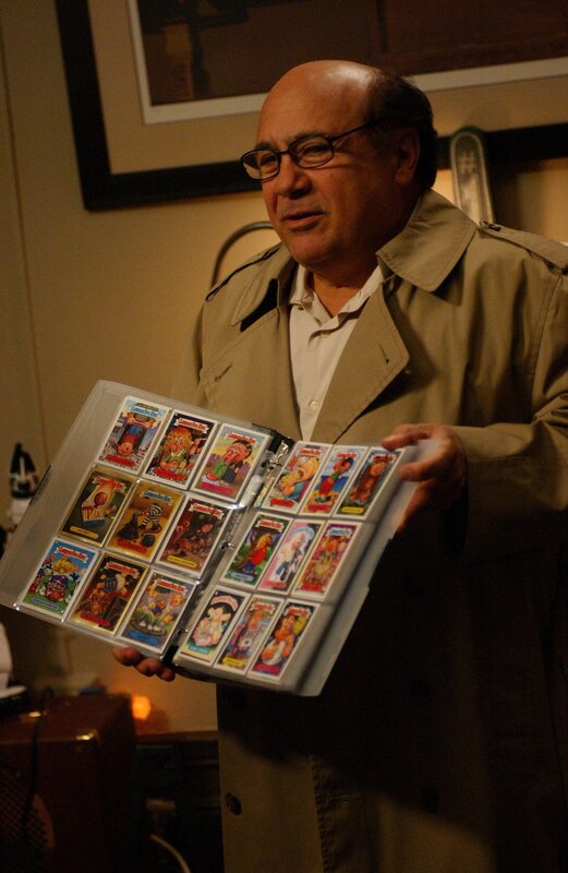 Die Freunde glauben, in der Politik das große Geld machen zu können. Deshalb fackelt Dennis nicht lange und kandidiert für die Position des Revisionsbeamten für Süd-Philadelphia. Da schickt Frank (Danny DeVito) seine Tochter Dee ins Rennen. Somit ist Chaos vorprogrammiert … – Bild: Fox