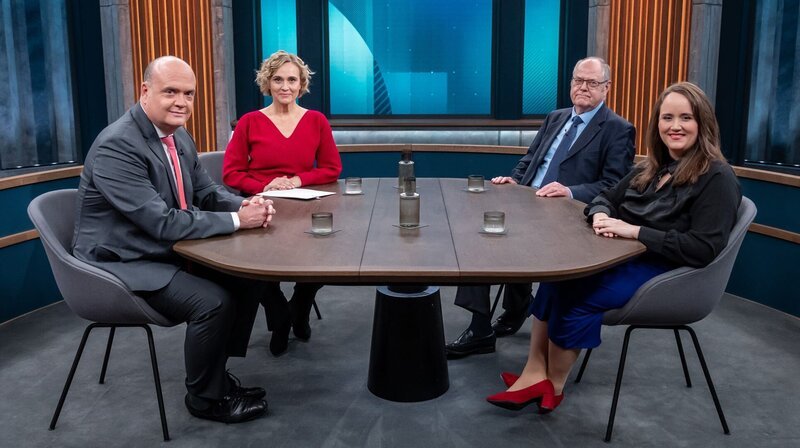 Caren Miosga mit ihren Gästen: Robin Alexander (stellvertretender Chefredakteur „Die Welt“), Peer Steinbrück (SPD, Bundesfinanzminister a. D.) und Ricarda Lang (Bündnis 90/​Die Grünen, v. l. n. r.). – Bild: NDR/​Thomas Ernst