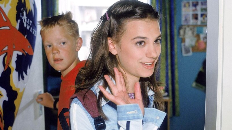 Markus’ Schulkameradin Laura (Romy Maria Goehlich) stellt sich ganz höflich Rita und Horst vor, während Markus (Marius Theobald) darauf wartet, endlich mit ihr im Zimmer verschwinden zu können … – Bild: RTL