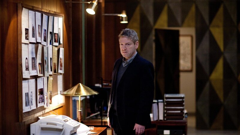 Kommissar Wallander (Kenneth Branagh) steht vor einem Rätsel. – Bild: ZDF und ARD Degeto/​Yellow Bird Rights/​Left Bank Pictures
