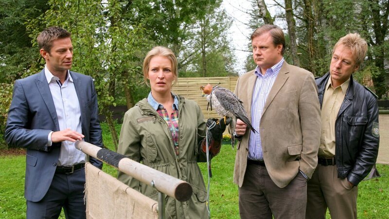 Die Rosenheimer Ermittler Hansen (Igor Jeftic, l.), Hartl (Michael A. Grimm, 2.v.r.) und Mohr (Max Müller, r.) recherchieren bei Sandra Holzinger (Stefanie von Poser, 2.v.l.). – Bild: ZDF