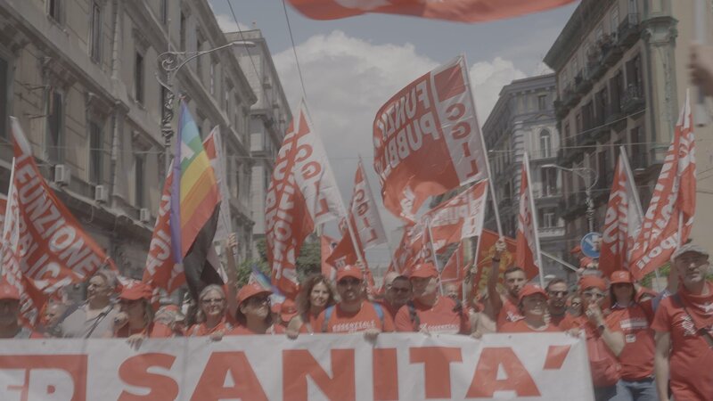 Demonstration in Neapel gegen die Pläne von Giorgia Meloni, die Verfassung zu ändern. Mehr als 100 Organisationen haben dazu aufgerufen. – Bild: Raffaele Manco, Autentic GmbH /​ ZDF