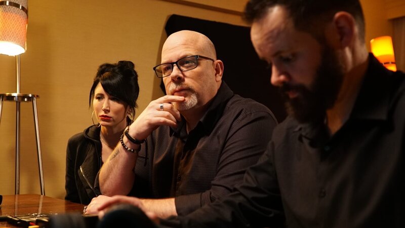 Dave Schrader, Cindy Kaza, and Shane Pittman review evidence from the Whaley House investigation in San Diego, CA as seen on Travel Channel’s The Holzer Files. – Bild: Discovery, Inc.