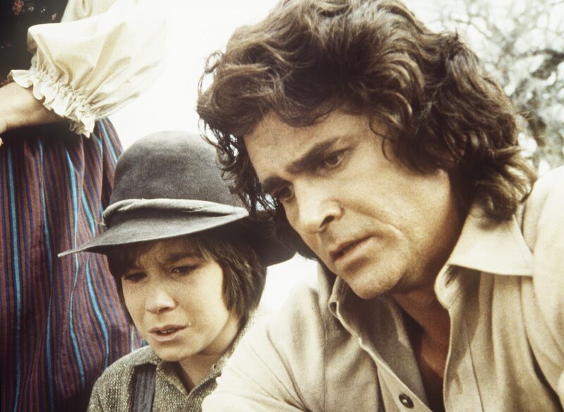 Charles (Michael Landon, r.) und Sam Delano (Steve Shaw, l.) sind niedergeschmettert, weil Sams Vater wegen des Goldes ermordet wurde. – Bild: Worldvision Lizenzbild frei
