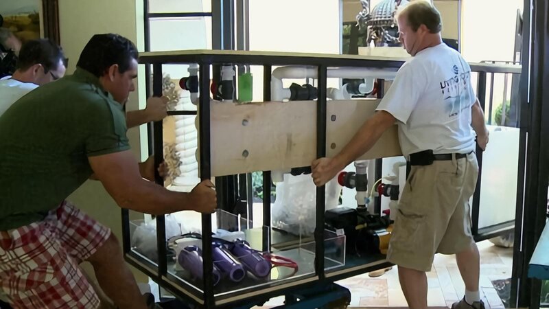 Installing the tank. – Bild: National Geographic Society