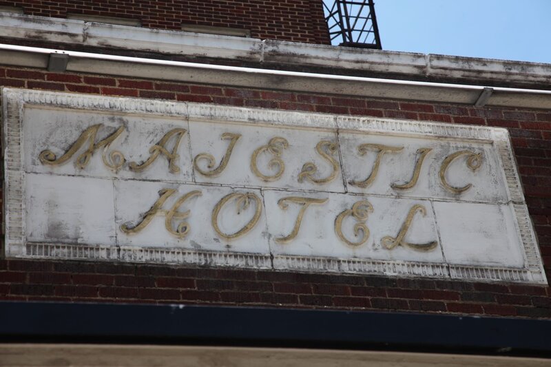 Im Jahre 2006 schloss das Majestic Hotel seine Türen für immer. Jay und seine Kollegen entdecken in den verlassenen Hotelzimmern immer noch einige Schätze … – Bild: The National Geographic Channel