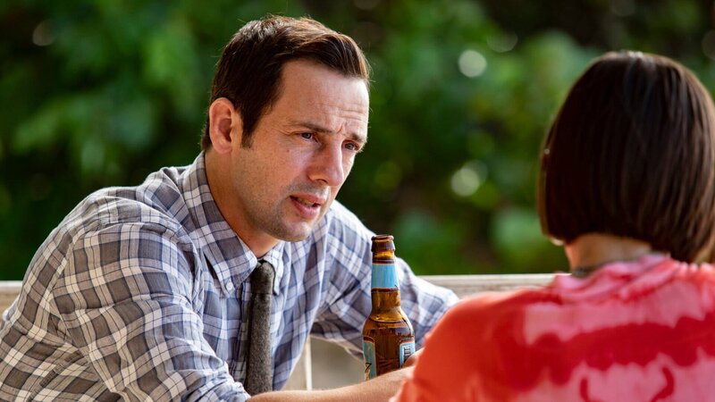 Während Neville (Ralf Little) wieder knietief in einem neuen Fall steckt, gesteht ihm seine Schwester Izzy (Kate O’Flynn), warum sie so plötzlich nach Saint Marie gekommen ist. – Bild: Denis Guyenon