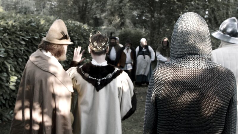 Richard II. von England (2.v.l.) im Gespräch mit Bauern – Bild: REVO1 Productions Inc /​ THE HISTORY CHANNEL