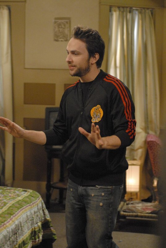 Charlie (Charlie Day), Mac und Dennis werden zu gemeinnütziger Arbeit verurteilt. Charlie will sich drücken und behauptet, er sei Alkoholiker. – Bild: Fox