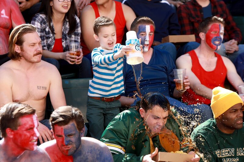 Am gemeinsamen Männertag wird Ben (Jack Stanton, r.) von Jimmy (Scott MacArthur, l.) zu jeder Menge Dummheiten angestiftet … – Bild: Fox