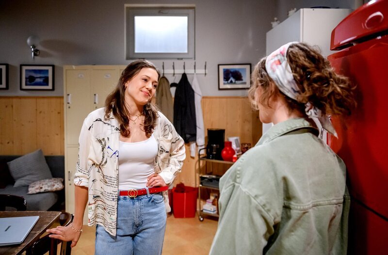 Maxi (Katharina Scheuba, l.) freut sich, als sie Fanny (Johanna Graen, r.) als weitere Helferin gewinnen kann. – Bild: ARD/​WDR/​Christof Arnold