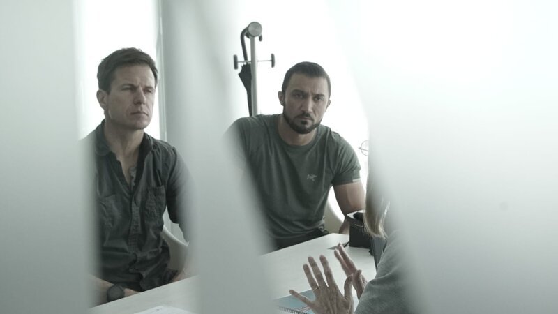L-R: Paul Beban und Kawa Mawlayee treffen sich mit einer argentinischen Journalistin, um über ihre Berichterstattung über einen UFO-Vorfall zu sprechen. – Bild: Discovery Communications, LLC
