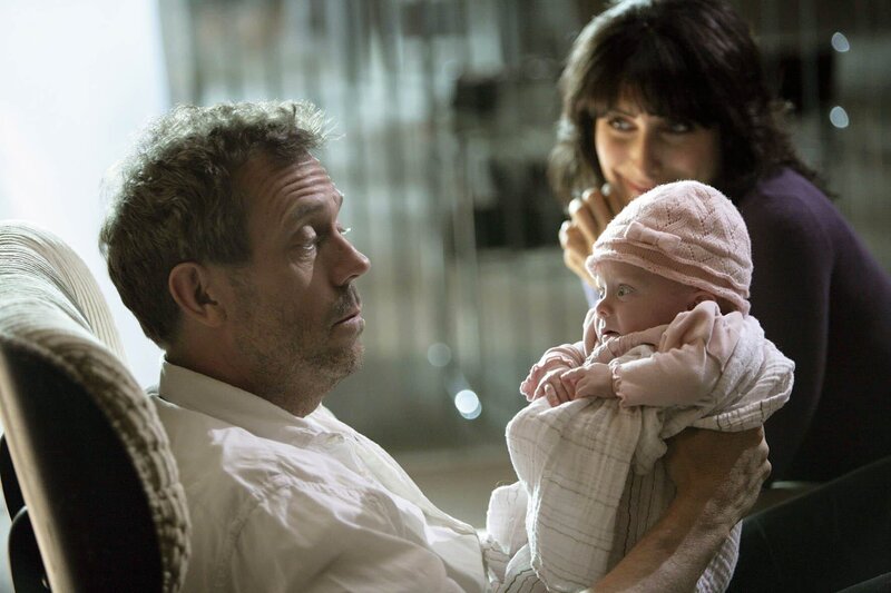 Dr. House (Hugh Laurie) begibt sich auf ungewohntes Terrain, als Cuddy (Lisa Edelstein) ihm stolz ihr Baby präsentiert. – Bild: NBC /​ MPP
