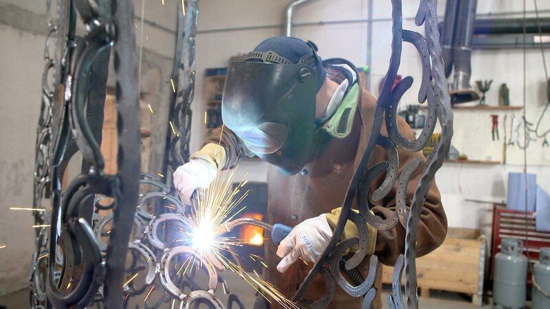  Schweißkünstler Sascha Exenberger bei Arbeit. – Bild: ORF/​WOLFGANG SCHERZ/​Mellacher