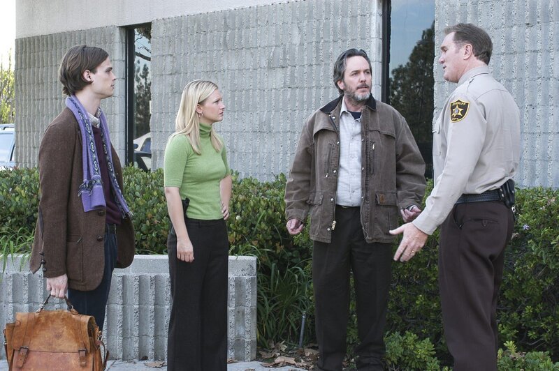 Versuchen den Mord an Adam, dem Footballstar der Schule in McAllister aufzuklären: Reid (Matthew Gray Gubler, l.), J.J. (A.J. Cook, 2.v.l.), Reverend Paul (Dale Duko, 2.v.r.) und Sheriff Bridges (Michael McGrady, r.) … – Bild: CBS BROADCASTING INC.