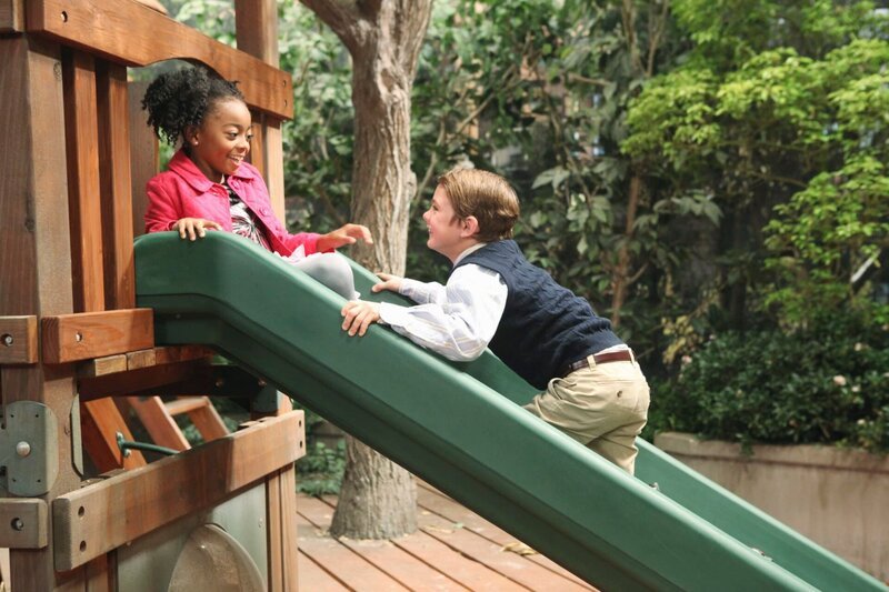 Zuri (Skai Jackson) spielt mit einem fremden Jungen (Max Charles) im Park. – Bild: Disney+