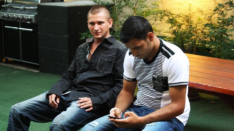 Matt and Bates talking on the hostel rooftop. – Bild: TLC /​ Discovery Communications