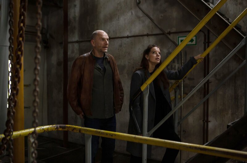 Viola (Yvonne Catterfeld) und Butsch (Götz Schubert) ermitteln in der alten Hefe-Fabrik. – Bild: MDR/​Molina Film/​Felix Matthies