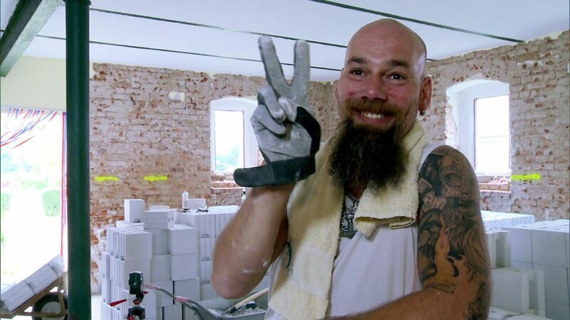 Trotz der vielen Arbeit hat Andreas gute Laune – Bild: RTL II