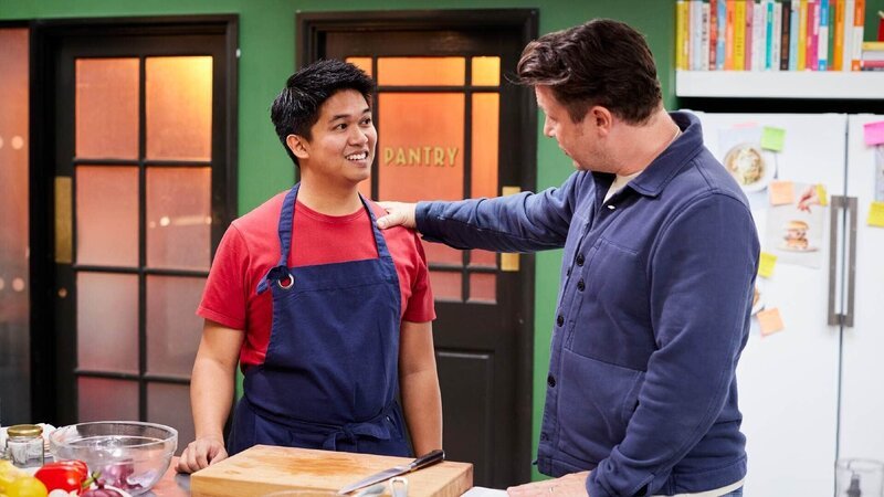 Die Köche stellen der Jury ihre Kochbuch-Ideen und Rezepte das erste Mal vor, immer an ihrer Seite: Jamie Oliver. In anderthalb Stunden müssen sie ein Gericht zubereiten, welches ihrer Meinung nach das Konzept ihres Kochbuches am Besten repräsentiert. – Bild: RTL /​ ©2021 Jamie Oliver Enterprises Ltd