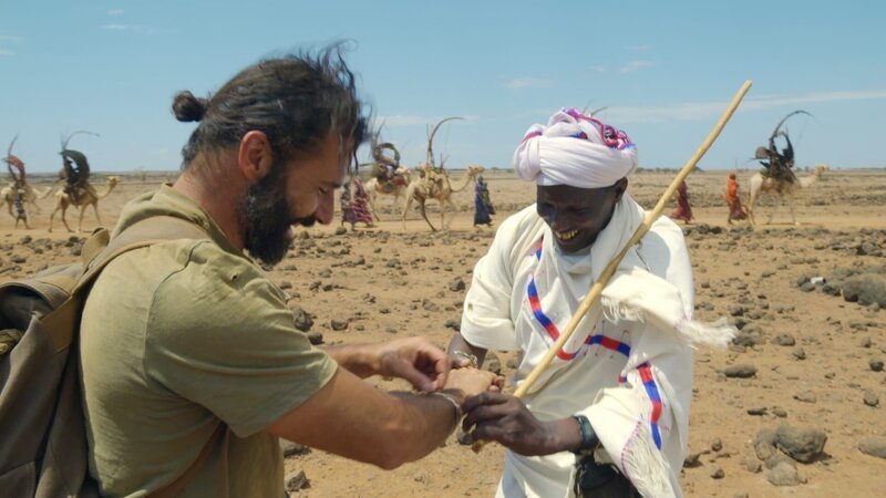 Hazen zeigt sein Ziegenarmband im Kamelzug. (National Geographic für Disney) – Bild: National Geographic for Disney /​ Disney