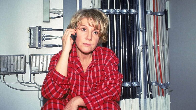 Nikola (Mariele Millowitsch) telefoniert mit Tim und erzählt ihm deprimiert, dass ihre Tochter sie peinlich und unreif findet. – Bild: MG RTL D /​ Martin Menke
