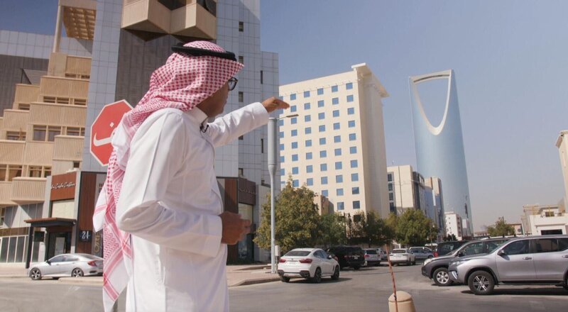 Man walking in Riyad. +++ Die Verwendung des sendungsbezogenen Materials ist nur mit dem Hinweis und Verlinkung auf RTL+ gestattet. +++ – Bild: RTL /​ Ligne de Front