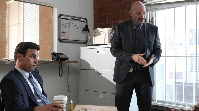 Detective Thomas „TJ“ Jaruszalski (Corey Stoll, r.) und Detective Rex Winters (Skeet Ulrich) – Bild: TVNOW