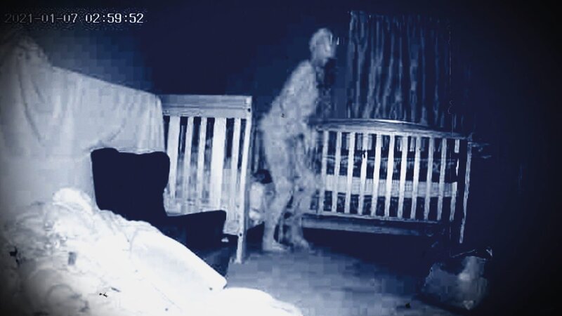 Eine unheimliche Gestalt am Bett des Babys. – Bild: Warner Bros. Discovery