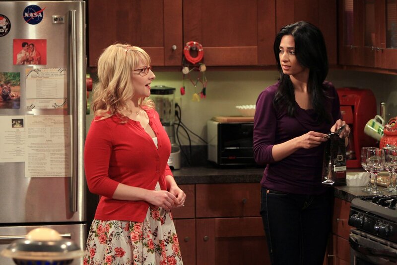 Penny benutzt Bernadette (Melissa Rauch, l.), um Leonard und Priya (Aarti Mann, r.) auszuspionieren. Doch geht das gut? – Bild: Warner Bros. Television