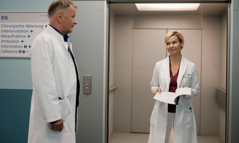 Die Ärzte der Sachsenklinik sind dazu angehalten, die Liegezeiten der Patienten besser im Auge zu behalten oder möglichst sogar zu verringern. Chefarzt Dr. Kai Hoffmann (Julian Weigend, li.) kann seit Tagen keine Untersuchungen mehr bei Vera Bader (Claudia Wenzel) entdecken und will der Sache auf den Grund gehen. Dr. Kaminski (Udo Schenk, re.) verbittet sich eine Einmischung. – Bild: MDR/​Saxonia Media/​Robert Strehler