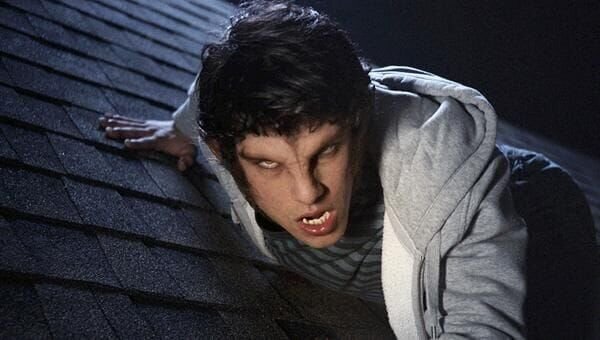 Scott (Tyler Posey) beobachtet als Werwolf verwandelt Alisson. – Bild: Foto: RTL /​ 2011 MTV Networks.