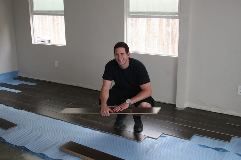 Ein neues Haus aus der Zwangsversteigerung wartet auf eine Renovierung. Kann El Moussa das Haus später mit Gewinn verkaufen? – Bild: HGTV/​Scripps Networks, LLC