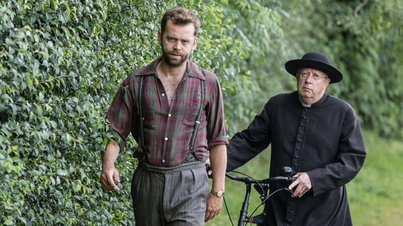 Sid Carter (Alex Price, l.) und Father Brown (Mark Williams, r.) versuchen, die Unschuld von Pat Lochlin zu beweisen. – Bild: ZDF und Gary Moyes