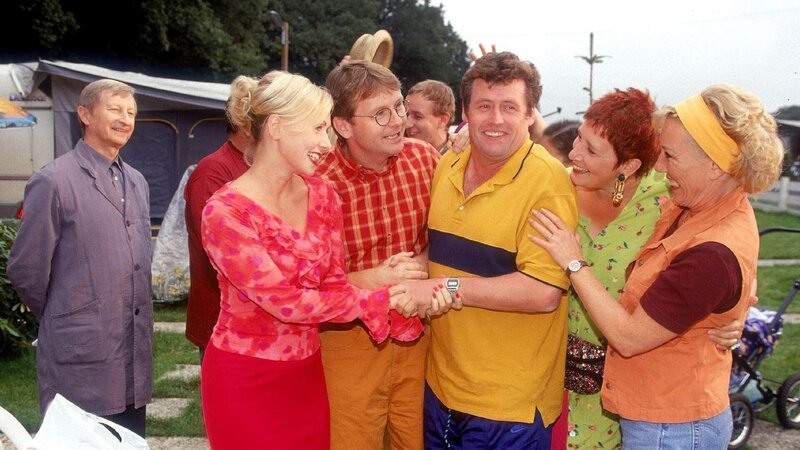 Die Camper (v.l. Wilfried Herbst, Dana Golombek, Rene Heinersdorff, Willi Thomczyk, Andrea Badey, Antje Lewald) hoffen, dass Stefanie (2.v.l.) sich dafür entscheidet, auf dem Campingplatz zu bleiben. – Bild: TVNOW