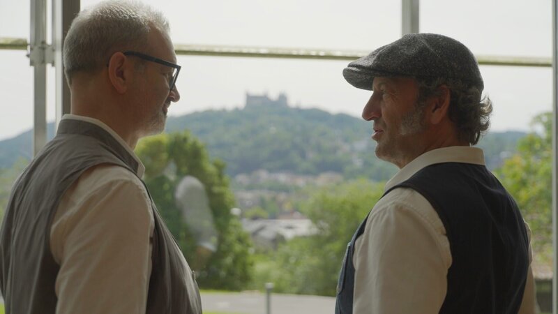Schmidt Max (rechts) und Prof. Dr. Michael Heinrich (Leitung, Institut für Ästhetik an der Hochschule Coburg) im Hörsaal der Hochschule Coburg. – Bild: Schelke Bonnetsmüller /​ BR, south & browse GmbH