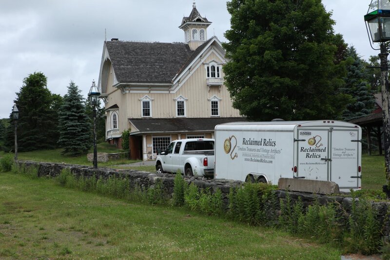 Johnsonville (East Haddam), CT USA: The Reclaimed Relics trucks pulls up into the driveway of one of the Victorian houses. – Bild: National Geographic Channels /​ Jason Dufner
