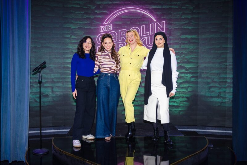Carolin Kebekus (2.v.l.) mit vl.n.r. Ana Lucía, Kristina Bogansky und Anissa Loucif. – Bild: WDR/​Ben Knabe
